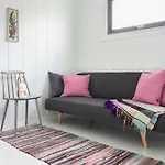 Cozy In With Unique Design Choices Vakantiehuis